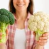 Brokoliai moters rankose