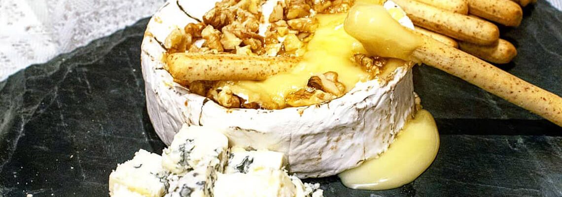 Keptas camembert sūris su agavų sirupu