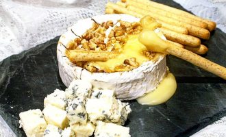 Keptas camembert sūris su agavų sirupu