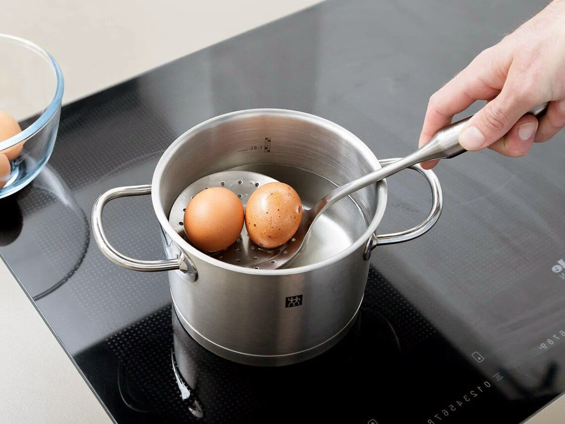 Яйца в кипящую или холодную. Zqwf d RFCN.HTK. Сотейник для варки яиц. Яйца в кастрюле. Кастрюлька с яйцами.